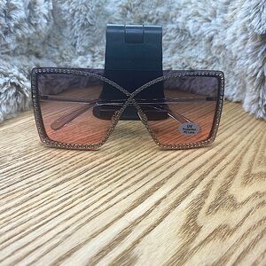 BRAND NEW✨
DIAMOND EYEWEAR ACCESSORIES💎
LUXURIOUS SUNGLASSES🌌
UV PROTECTION⚜️